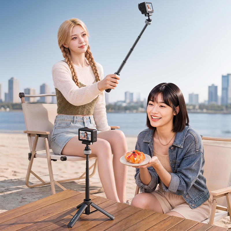 ハンドグリップと自撮り棒と卓上三脚の3WAY設計