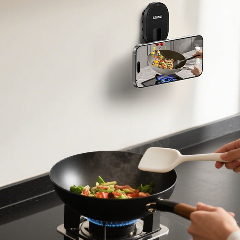 キッチンタイルに取り付けて料理動画を撮影する使用イメージ